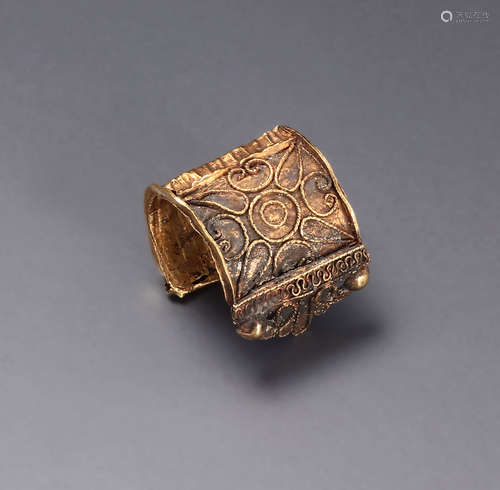 AN ETRUSCAN GOLD FRAGMENT OF AN EARRING  一枚埃特鲁里亚金耳环...