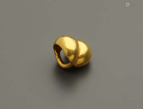 A NEAR EASTERN LUNATE EARRING OR HAIR RING  一枚近东月牙形耳...