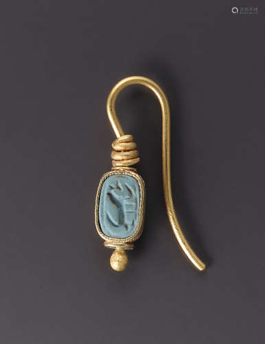 A PHOENICIAN GOLD EARRING WITH SCARAB  一枚腓尼基金耳环，镶嵌...