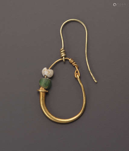 A ROMAN GOLD EARRING  罗马金耳环