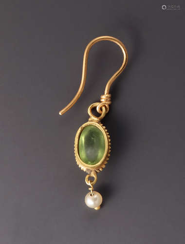 A ROMAN GOLD EARRING WITH GLASS INLAY AND PEARL  镶嵌玻璃和珍...