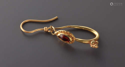 A ROMAN GOLD EARRING WITH GARNET AND GRANULATION  镶嵌石榴石...