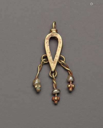 A ROMAN GOLD PENDANT WITH DROPS  一个带水滴的罗马金吊坠