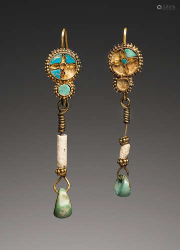 A PAIR OF ROMAN EARRINGS  一对罗马耳环