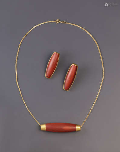 AN ENSEMBLE OF A NEAREASTERN GOLD NECKLAGE AND EARRINGS  一个...