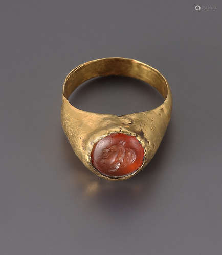 A ROMAN GOLD RING WITH A THEATER MASK  带戏剧面具的罗马金戒指