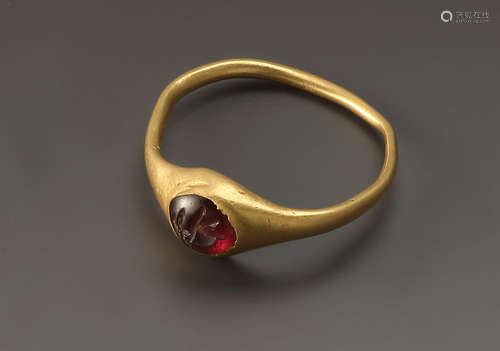 A HELLENISTIC  RING WITH GARNET  一枚希腊石榴石戒指