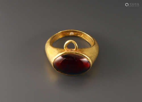 A WESTERN GREEK GOLD RING WITH GARNET   一枚西希腊石榴石金戒...