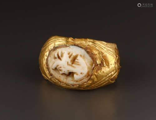 A ROMAN GOLD RING WITH CAMEO  一枚罗马浮雕金戒指