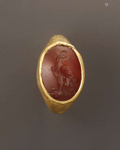 A ROMAN GOLD FINGER RING WITH INTAGLIO  镶嵌凹刻的罗马金指环