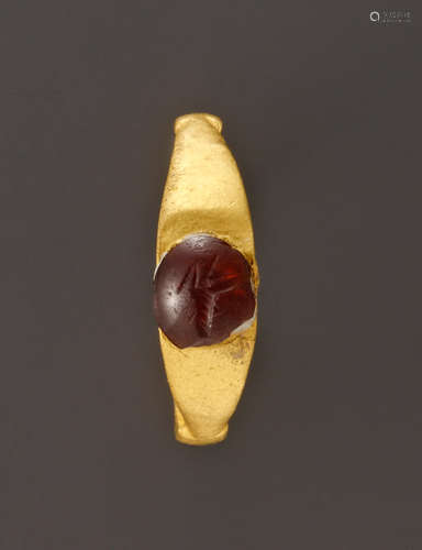 A SMALL ROMAN GOLD FINGER RING WITH INTAGLIO  一枚带凹刻的小...