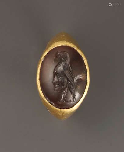 A ROMAN GOLD CHILD'S RING WITH GRYLLOS INTAGLIO  一枚罗马金儿...