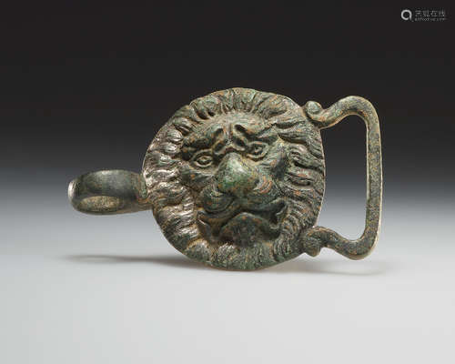 A LATE ROMAN BRONZE BELT PART WITH LION’S HEAD  一个罗马晚期...