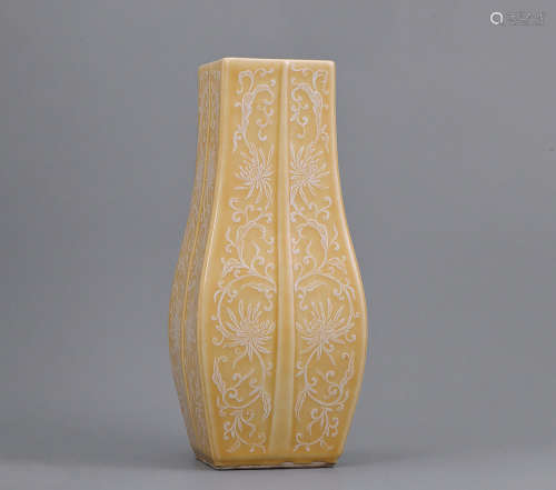 50年代 黃釉堆白花卉紋方瓶