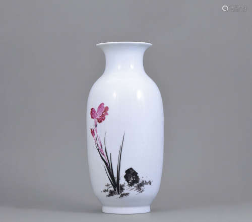 張松濤 粉彩花卉燈籠瓶