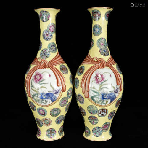 旧藏清雍正款珐琅彩皮球花卉纹绶带瓶