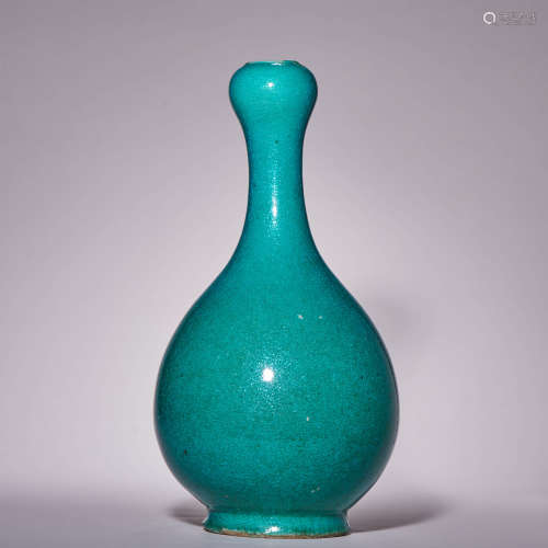 十八世纪 孔雀绿釉蒜头瓶