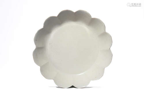 A Porcelain Ding-Type Floral Dish