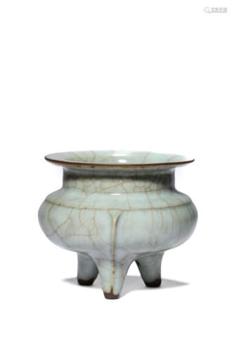 A Porcelain Ge-Type Tripot Censer