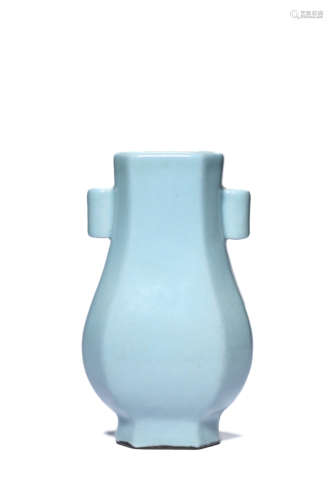 A Porcelain Blue-Glazed Arrow Vase