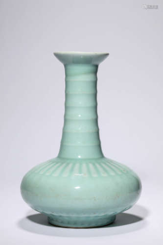 A Porcelain Celadon-Glazed Vase