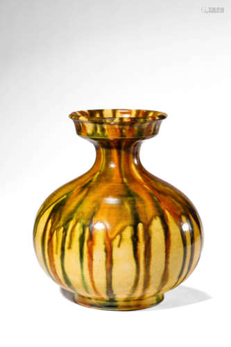 A Porcelain Tri-color Vase