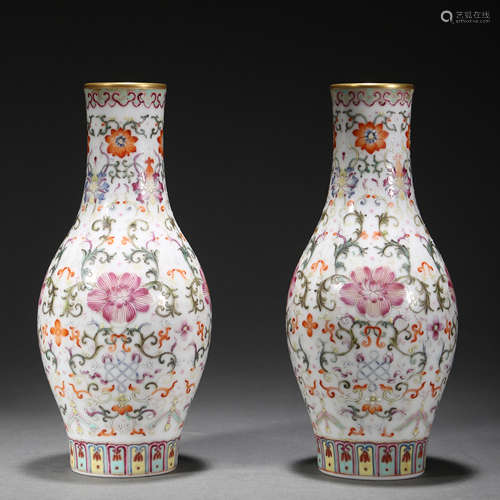 A PAIR OF FAMILLE ROSE FLOWER OLIVE-SHAPED VASE