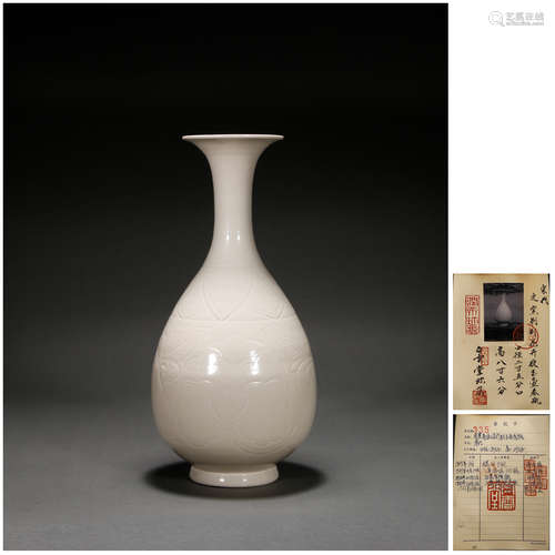 A CARVED DING WHITE-GLAZED FLOWER PEAR-SHAPED VASE