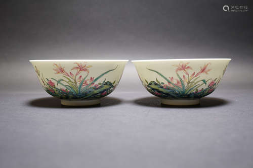 A PAIR OF FALANGCAI 'FLORAL' BOWLS