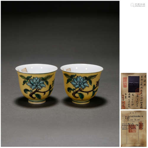 A PAIR OF YELLOW-GROUND SANCAI FLOWER BELL-SHAPED CUPS