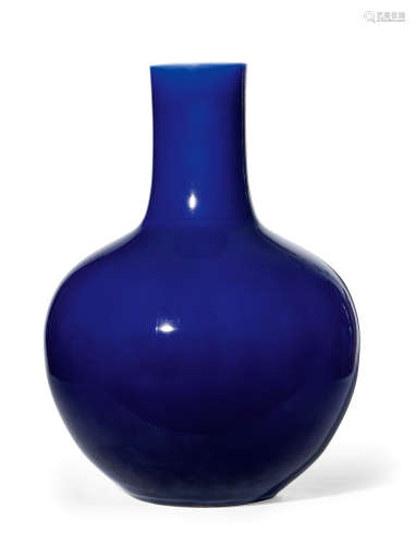 清乾隆 霁蓝釉大天球瓶