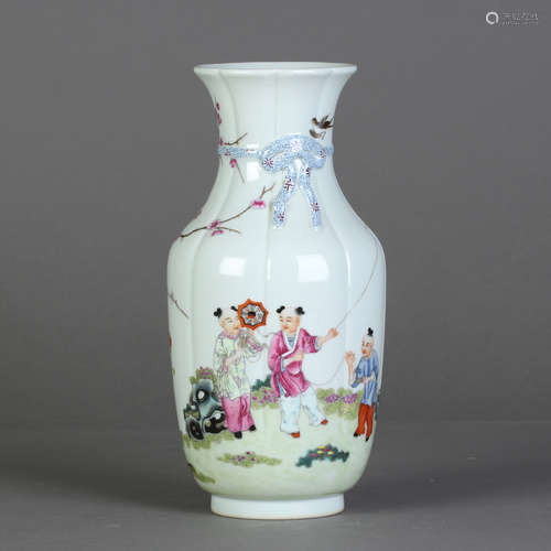 A FAMILLE ROSE PORCELAIN VASE