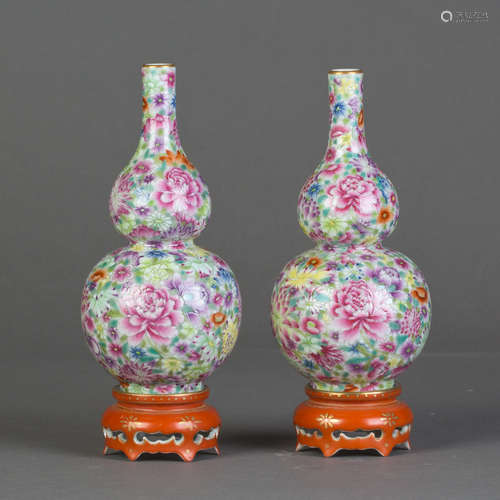 A PAIR OF GOURD-SHAPE FAMILLE ROSE PORCELAIN VASES