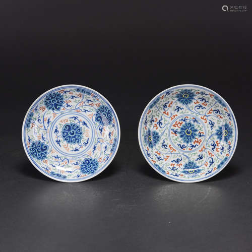 PAIR OF BLUE & WHITE & DOUCAI DISHES, 19TH CENTURY