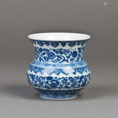 A BLUE AND WHITE PORCELAIN VASE