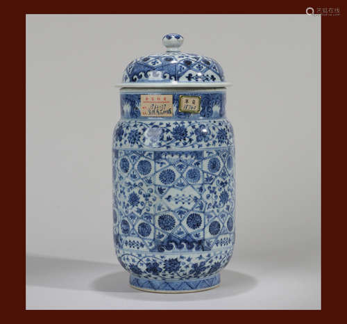 A BLUE AND WHITE FLOWER JAR