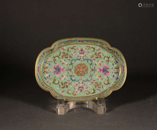 A GREEN GROUND FAMILLE ROSE WAN CHARACTER PLATE