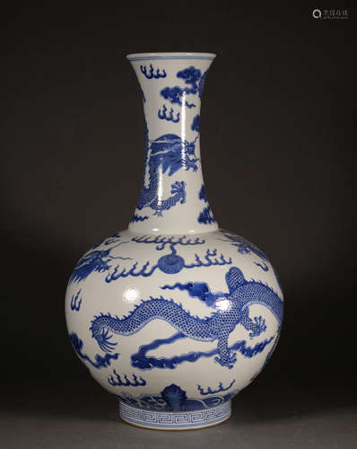 A BLUE AND WHITE DRAGON PATTERN VASE