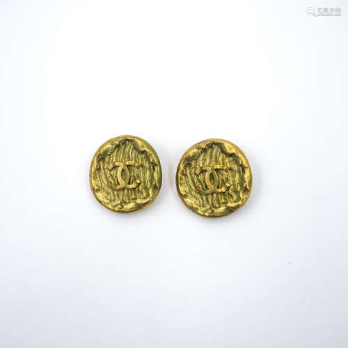 A PAIR OF VINTAGE CHANEL LOGO EARRINGS