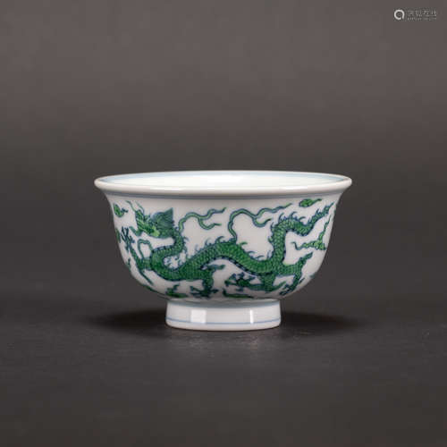 A DOUCAI 'DRAGON' CUP, CHENGHUA MARK