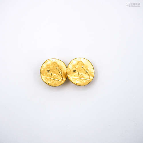 A PAIR OF VINTAGE CHANEL EARRINGS