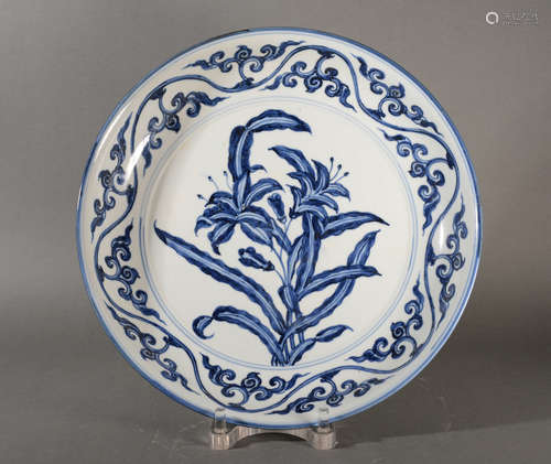 A LARGE BLUE AND WHITE FLOWER PLATE