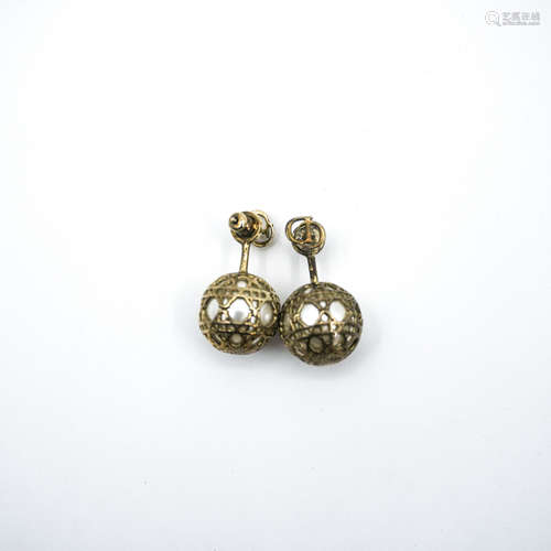 A PAIR OF CHRISTIAN DIOR PEARL EARRINGS