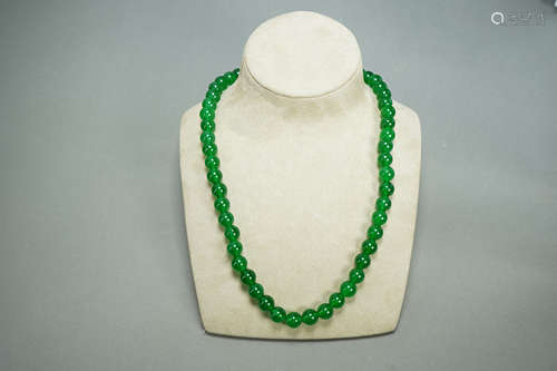 A STING OF JADE BEAD NECKLACE