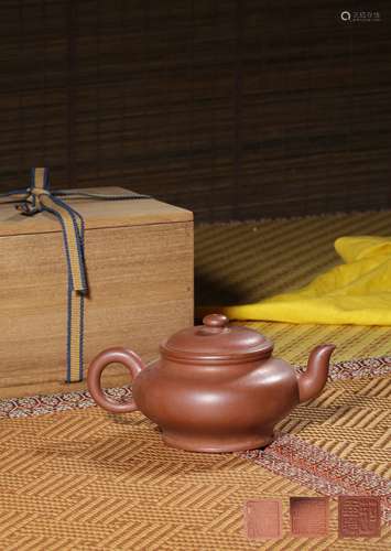 A ZISHA TEAPOT BY GU JINGZHOU