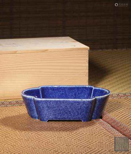 A RESERVE-DECORATED BLUE-GLAZED BOX,MARK AND PERIOD OF YONGZ...