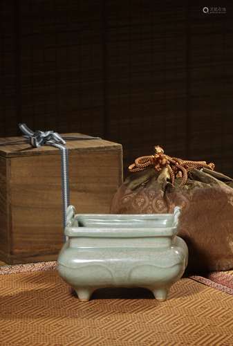 A LONGQUAN CENSER,MING DYNASTY