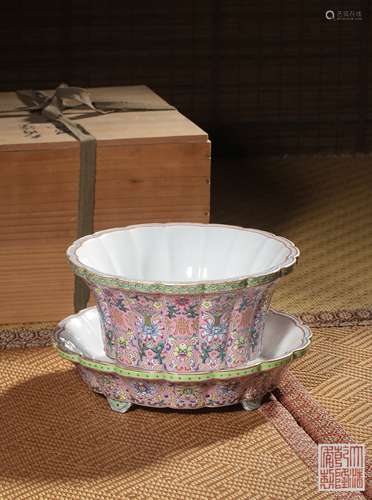 A RUBY-GROUND‘LOTUS’BOX,MARK AND PERIOD OF QIANLONG