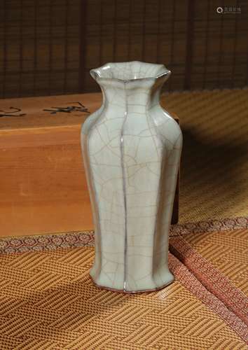 A GUAN-TYPE VASE,SONG DYANSTY