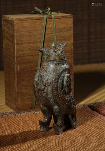 AN ARCHAIC BRONZE WINE VESSEL,10TH-771 BC